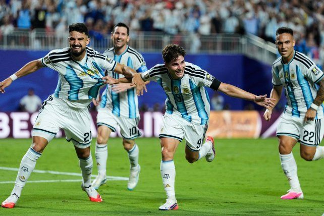 Julián Álvarez sacó un potente remate para desatar la locura argentina y vencer a Suiza en cuartos de final.