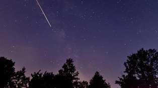 Un bólido es un fragmento de cometa o asteroide que se desintegra en su trayectoria una vez que ingresa a la atmósfera de la Tierra.