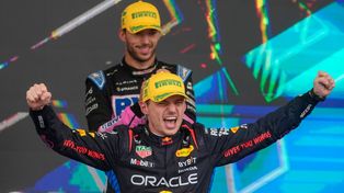 Max Verstappen descarga su alegría tras ganar en San Pablo y acercarse al cuarto título de Fórmula 1.