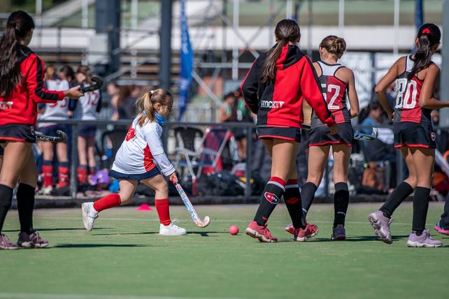 Juntas a la par. En el sintético del hipódromo armonizaron todas las jugadoras de hockey.