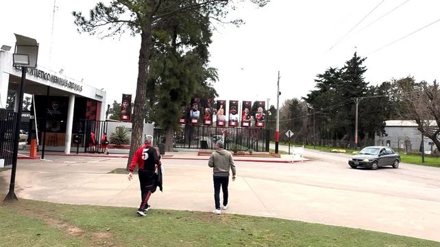 El experimentado coordinador y formador de jugadores en la puerta del predio de Newells.