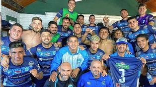 Los jugadores de Gimnasia festejan el triunfo por el Federal A.