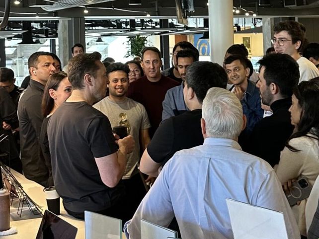 Elon Musk conversa con empleados de Twitter en la sede de San Francisco. Fue la semana pasada. Hoy despidió a la mitad.