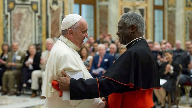 El Papa Francisco junto a Peter Turkson, el cardenal ganés que podría ser candidato a convertirse en el primer Papa Negro