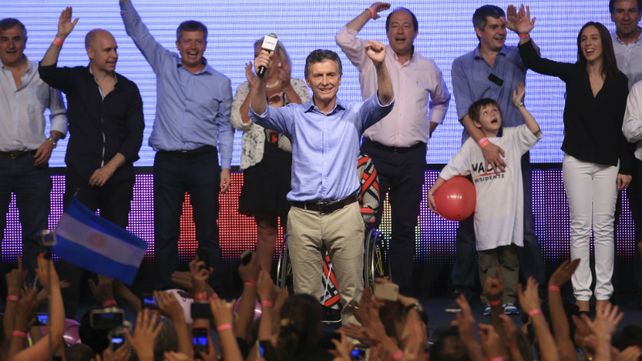 Euforia. Macri salió a festejar una vez que Scioli reconoció la derrota. Se mostró abierto y conciliador.