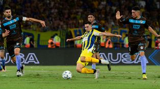 Maxi Lovera define con zurda en la final ante Platense. El partido eliminatorio más decisivo del Canalla en los últimos años.