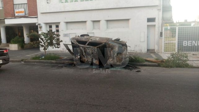 Un auto chocó contra un árbol, volcó y se incendió en Bulevar Gálvez