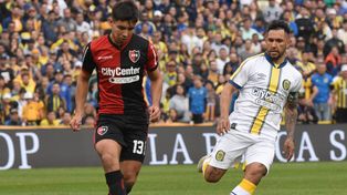 Juan Sforza y Walter Montoya luchan por el balón en el último clásico. Hoy volverán a estar otra vez frente a frente.