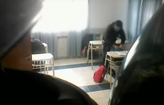Un profesor fue filmado mientras robaba a sus alumnos