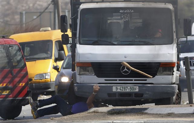 El chofer del camión se entregó a las autoridades y afirmó que embistió al israelí accidentalmente al querer esquivarlo.