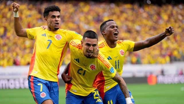 Luis Díaz, Daniel Muñoz y Jhon Arias celebran el primer gol colombiano en el debut ante Paraguay.
