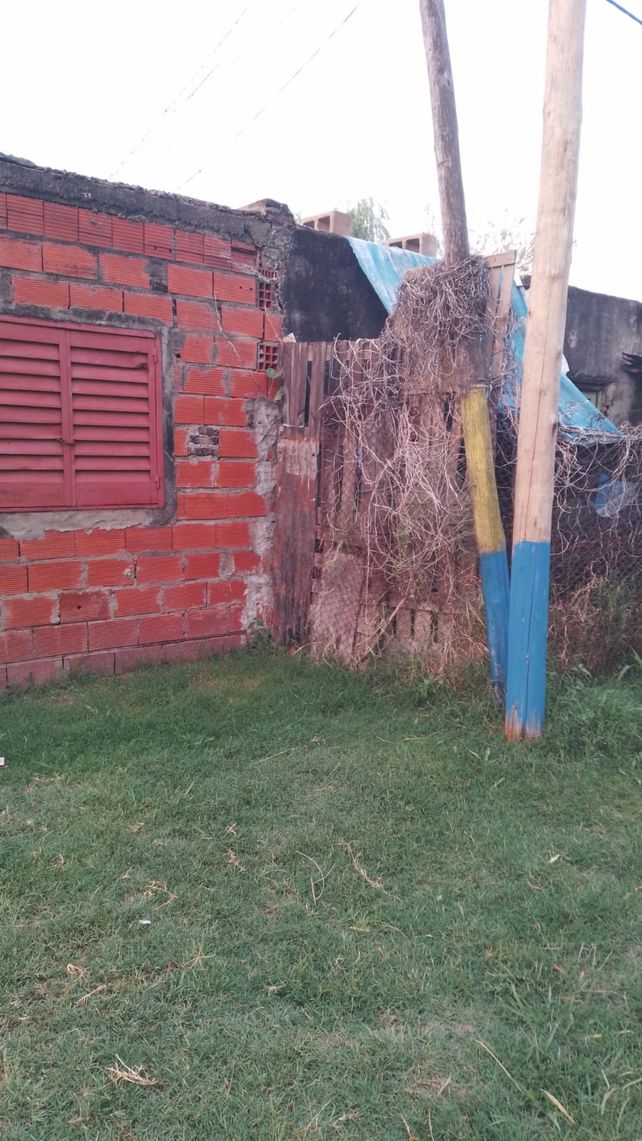 Se multiplican en Rosario los postes a punto de caer