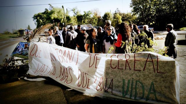 Vecinos de Villa La Ribera protestan durante el corte de la ruta nacional 11.