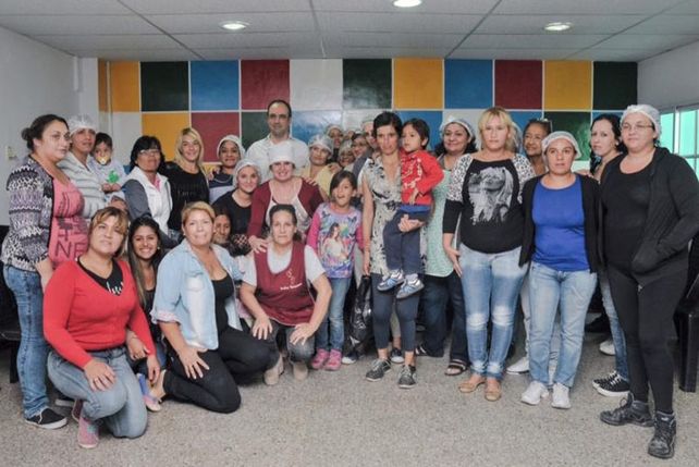 En Villa Hipódromo, mientras los chicos van al Jardín Municipal, sus madres aprenden un oficio en el Solar