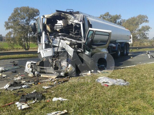 Un camión con combustible chocó con otro sobre la autopista