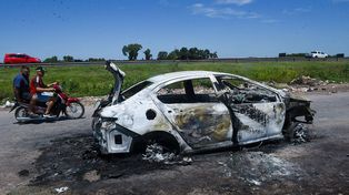 Rosario violenta: apareció un auto calcinado e investigan si fue usado en la balacera contra la sala velatoria