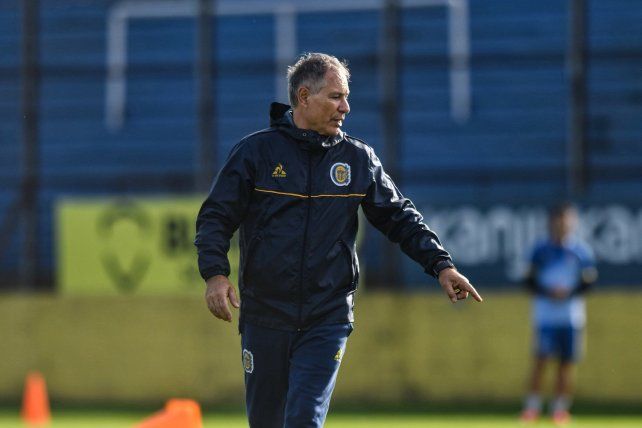 Ariel Holan analiza qué equipo poner en cancha ante Boca y si cambia el esquema.