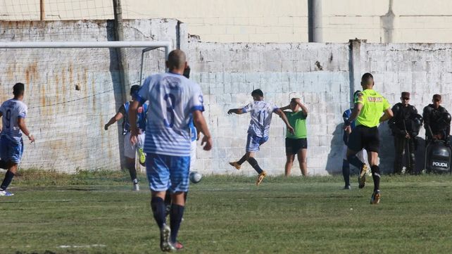 Los jugadores de Sportivo celebran el gol de Adriel Fernández.