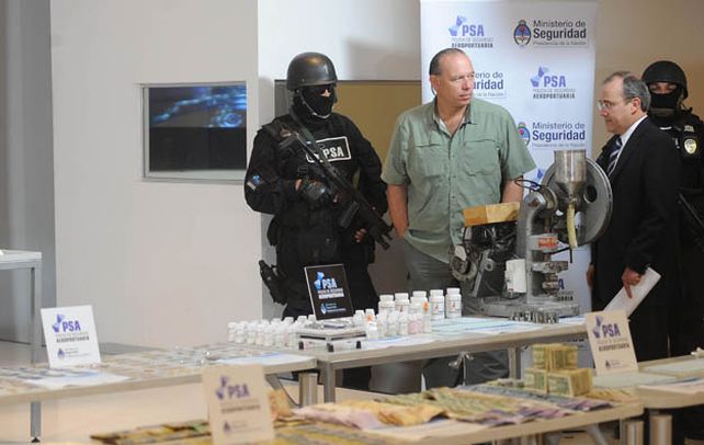Sergio Berni. El secretario de Seguridad exhibe la droga hallada.