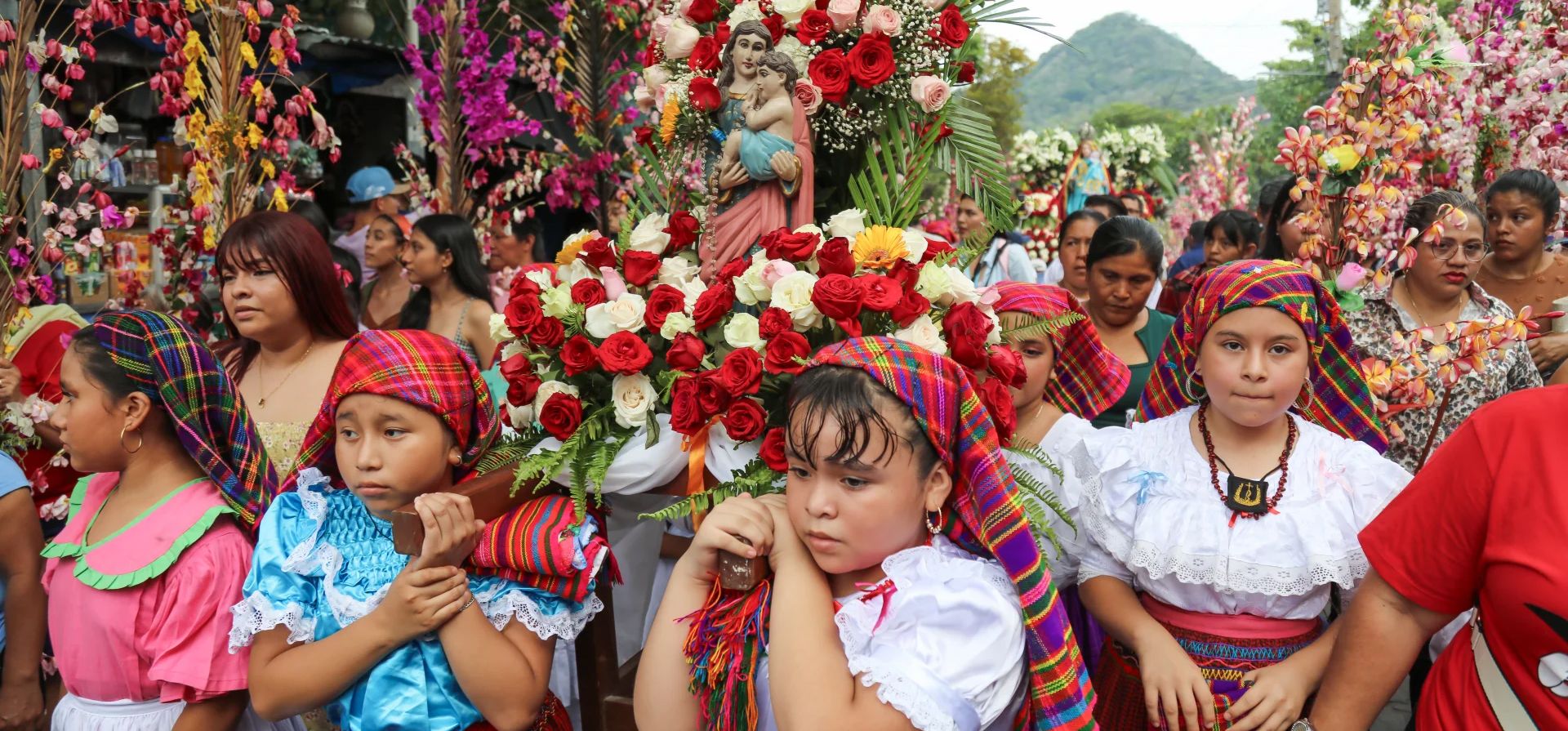 Mujeres jóvenes con atuendos indígenas de 'Panchitas' acompañan una procesión durante el 43º Festival Cultural de las Palmas y las Flores en la ciudad colonial, Panchimalco, El Salvador. Fotografía: Anadolu/Getty Images Mujeres jóvenes con atuendos indígenas de 'Panchitas' acompañan una procesión durante el 43º Festival Cultural de las Palmas y las Flores en la ciudad colonial, Panchimalco, El Salvador. Fotografía: Anadolu/Getty Images