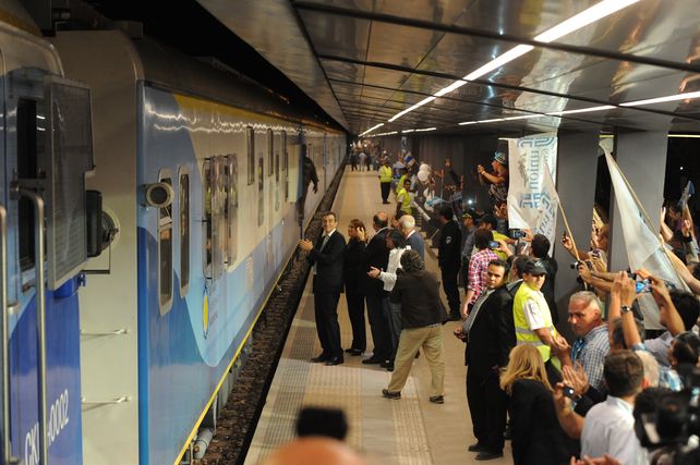 El ministro Randazzo y la intendenta Mónica Fein reciben a la primera formación del tren que llega a Rosario. (Foto: Angel Amaya)