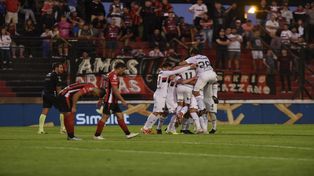 Los jugadores leprosos se unen en el festejo de uno de los tres tantos del equipo de Kudelka.