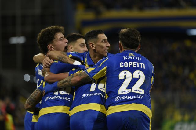 Los futbolistas de Central festejan uno de los goles en la gran victoria de Central sobre Racing.