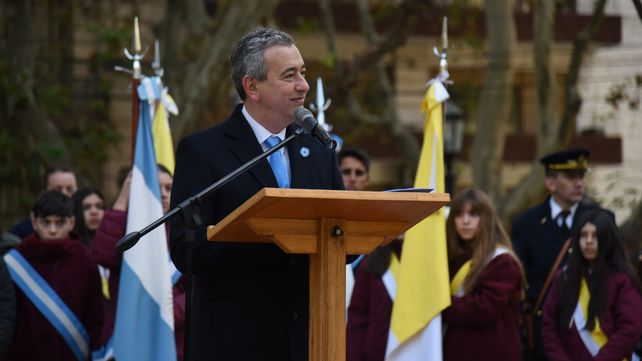 El intendente Pablo Javkin hizo una fuerte defensa del federalismo en su discurso de este sábado en el acto por un nuevo aniversario de la Revolución de Mayo.