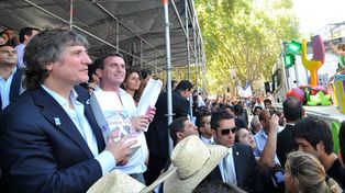 Las carrozas dieron colorido marco a la fiesta de la vendimia