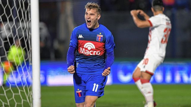 Facundo Colidio festeja el segundo gol de Tigre.