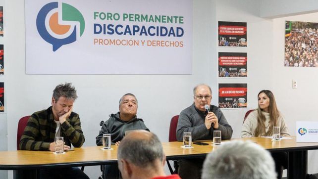 El Foro Permanente para la Promoción y Defensa de los Derechos de las Personas con Discapacidad realizó una conferencia de prensa para anunciar la movilización al Monumento.