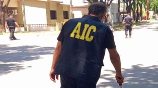 B° Los Hornos: Balearon a un joven cuando iba caminando con una mujer y dos chicos pequeños