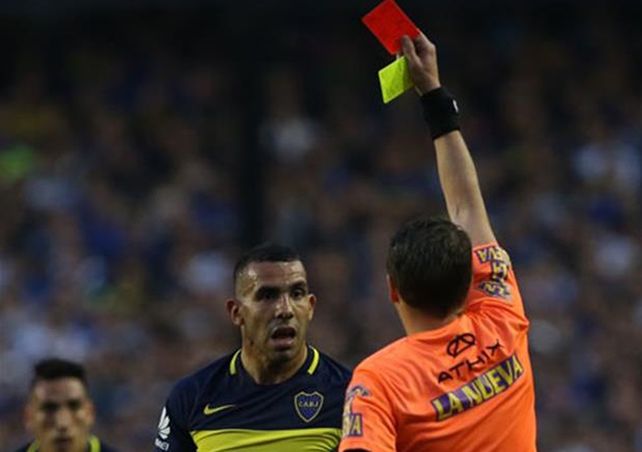 Roja al Apache. El árbitro Germán Delfino expulsa a Carlos Tevez