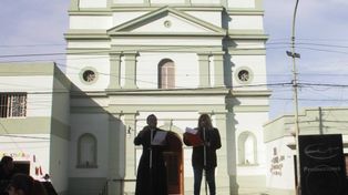 Un cura prohibió a las mujeres llevar calzas o minifaldas a la iglesia porque excitan