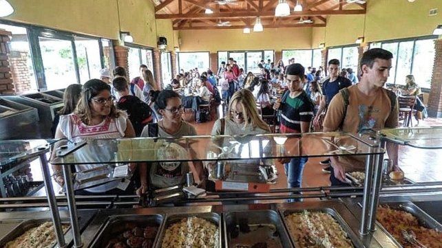 Los estudiantes reclaman por el fuerte aumento de los comedores. Los estudiantes reclaman por el fuerte aumento de los comedores.