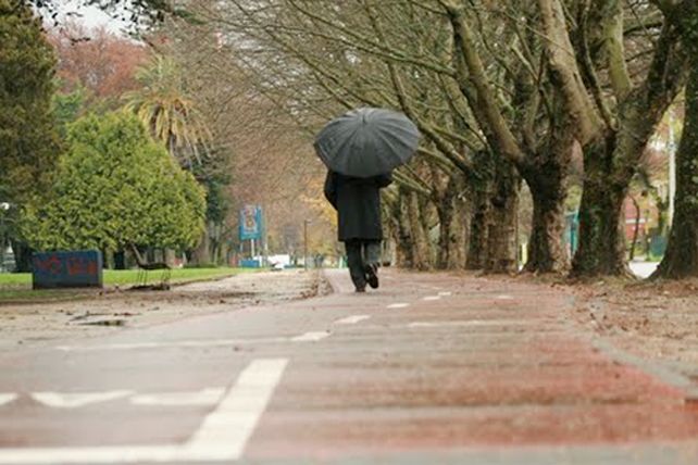 El secreto para mojarse menos bajo la lluvia: ¿ir rápido o lento?