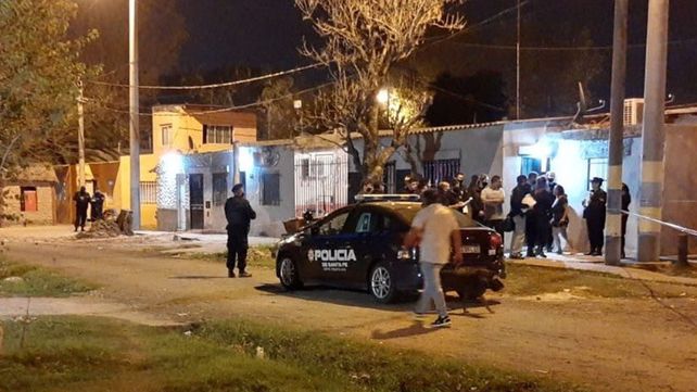 Sangriento hecho en Nuevo Alberdi. La polic&iacute;a trabaja en el lugar donde se produjo la balacera.&nbsp;
