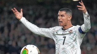 Cristiano Ronaldo fue expulsado ante Irlanda y Portugal aún no aseguró su clasificación al Mundial.