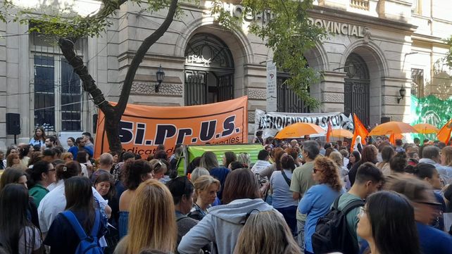 Los trabajadores de distintos gremios de la salud se movilizaron hasta el Hospital Provincial en reclamo de mayor seguridad tras el crimen del policía Leoncio Bermúdez.