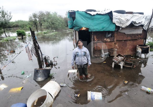 Inundados. Vecinos del noroeste de la ciudad sufrieron la llegada del río y se evacuaron.