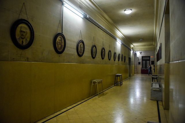 Los pasillos lucen los retratos de las autoridades que pasaron por la escuela.