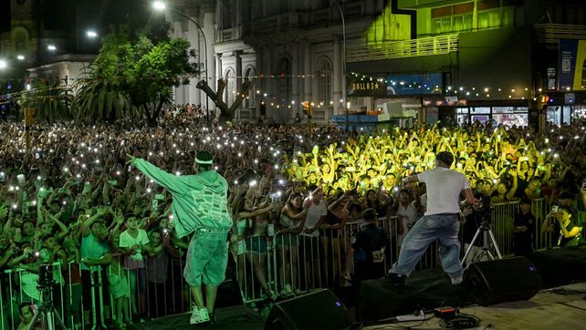 Viví 25 de Mayo volvió a encender el corazón de Paraná con una noche multitudinaria