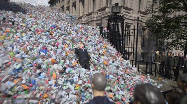 Greenpeace entierra a Boris Johnson bajo una montaña de residuos plásticos