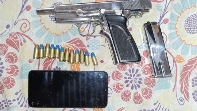 Una de las armas secuestradas por la policía poco después del tiroteo. Se investiga si se usó en el crimen de Centeno y Ayacucho.