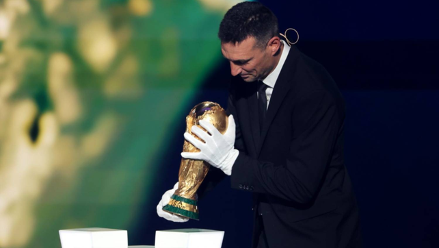 Lionel Scaloni entregó la Copa del Mundo ganada por Argentina en Qatar 2022.