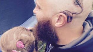 Para permitir que su hija sorda de seis años no se sienta diferente, se tatuó un audífono en la cabeza