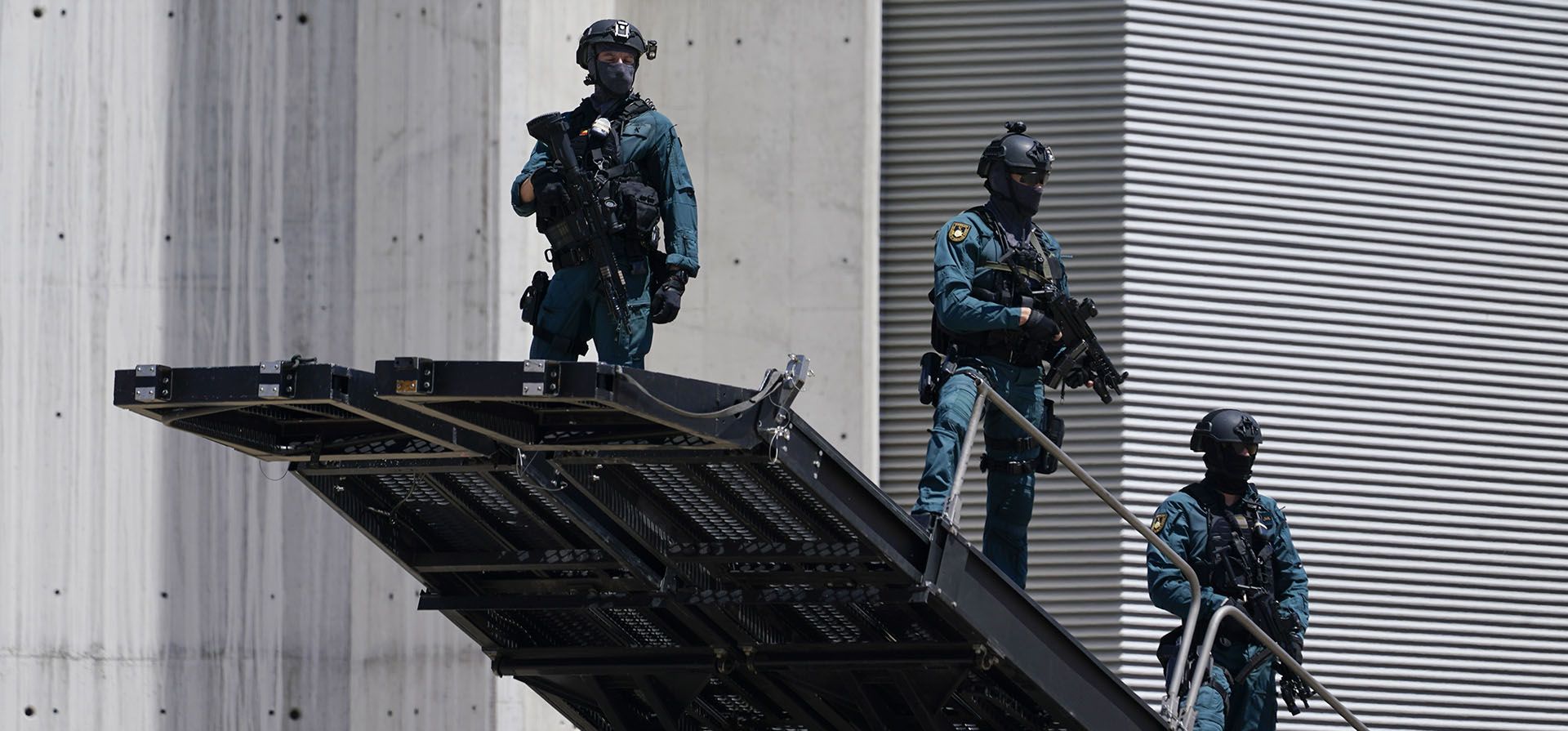 Agentes de seguridad hacen guardia mientras esperan que el presidente Joe Biden desembarque del Air Force One en el aeropuerto de Torrejón en Madrid, el martes 28 de junio de 2022. Biden está en España para asistir a la cumbre de la Organización del Tratado del Atlántico Norte.