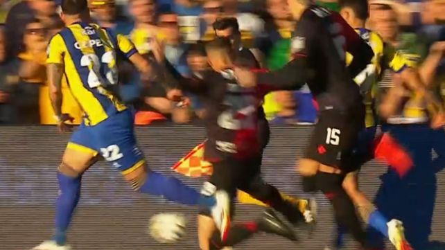 Noguera va con todo sobre Veliz y se gana la primera amarilla del clásico.