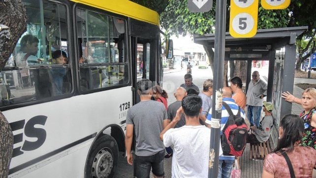 Los empresarios le solicitaron al municipio un boleto a $734,74 y confirmaron una reducción en los servicios