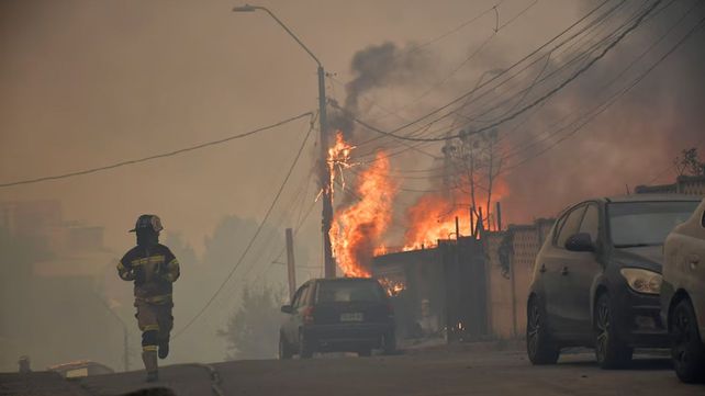 Los bomberos continúan trabajando para controlar los incendios forestales en Chile. Foto: Guillermo Salgado / AFP.&nbsp;
